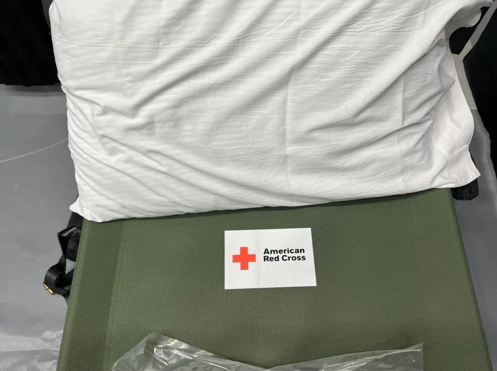 Прибывших на Аляску российских журналистов поселили в ПВР на стадионе