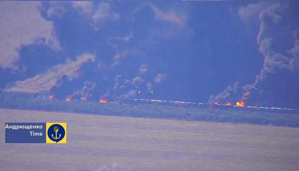 Противник вновь нанес удары FPV-дронами по российскому железнодорожному составу с ГСМ на ветке Молочанск-Урожайное в районе Токмака Запорожской области