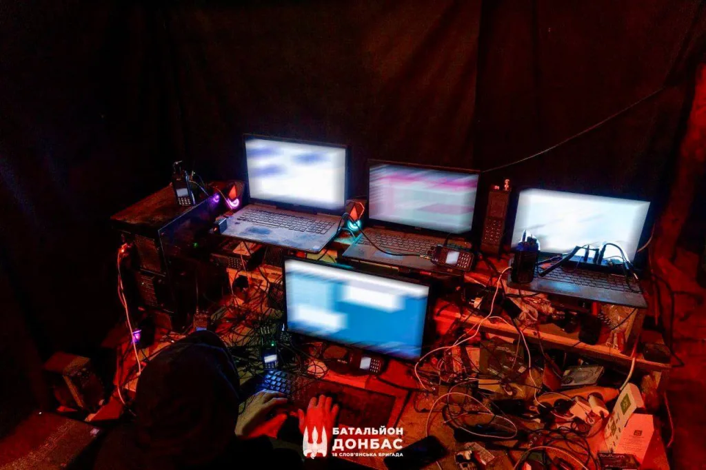 На опубликованном фото с места падения дрона в Польше конструкция двигателя напоминает двигатель MD-550 с набором выпускных коллекторов, что делает его похожим также на двигатель DLA360 (фото 1)