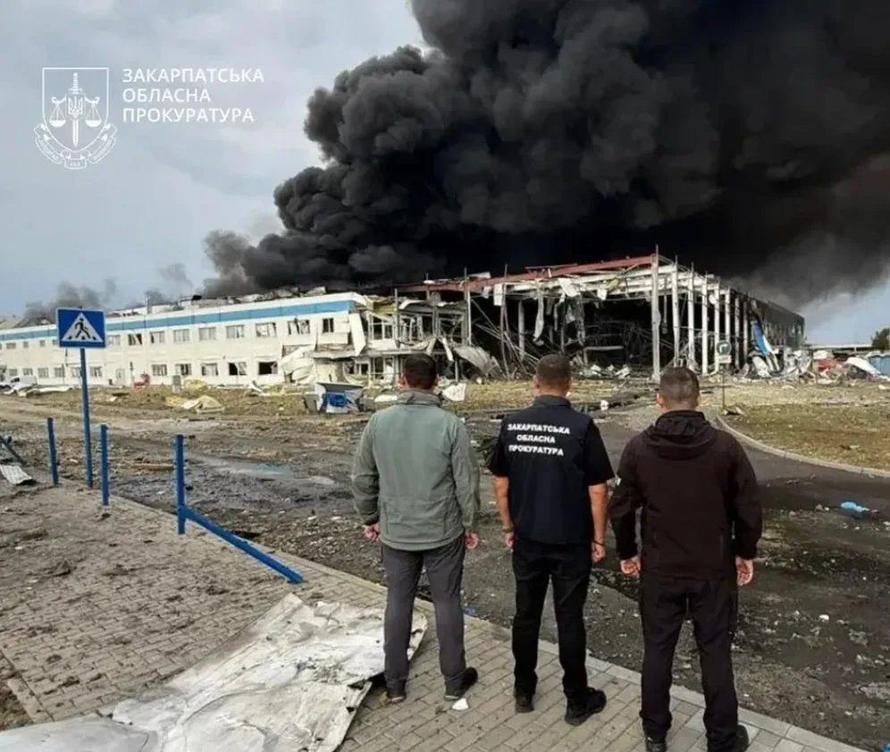 В Закарпатье сутки не могут потушить американский завод, атакованный ВС России