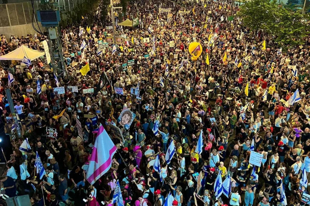 До 100 тысяч человек вышли на улицы Тель Авива в знак протеста против решения Нетаньяху оккупировать Газу