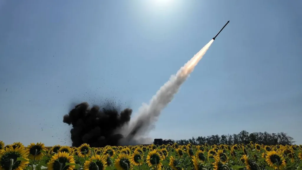 Кадры боевой работы расчёта РСЗО 9К515 «Торнадо-С» 79-й реактивной артиллерийской бригады группировки войск «Запад» на Харьковском направлении