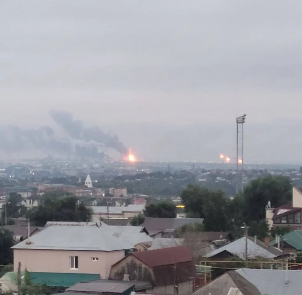 В Сызрани украинские дроны атаковали НПЗ. Очевидцы сообщают о сильном пожаре