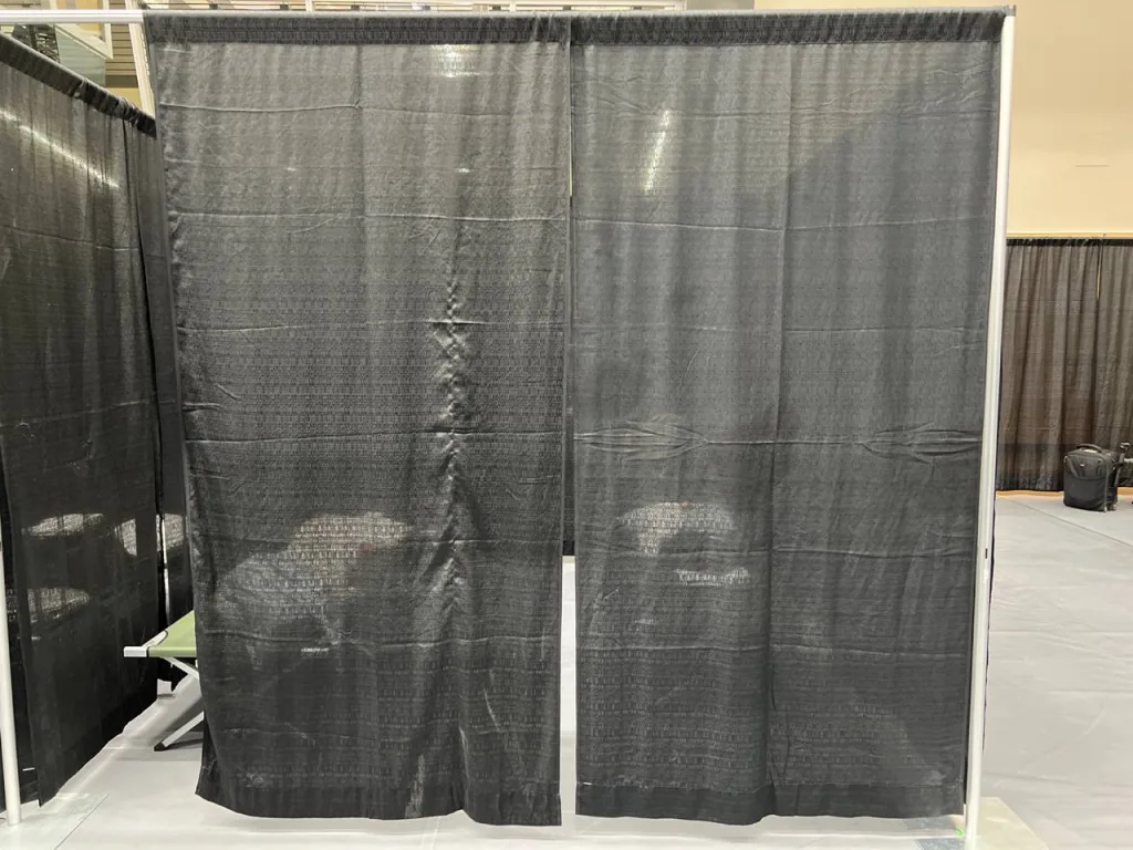 Прибывших на Аляску российских журналистов поселили в ПВР на стадионе