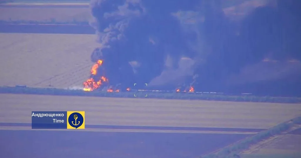 Противник вновь нанес удары FPV-дронами по российскому железнодорожному составу с ГСМ на ветке Молочанск-Урожайное в районе Токмака Запорожской области