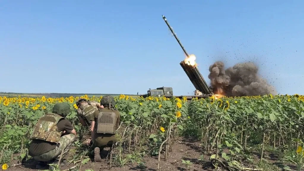 Кадры боевой работы расчёта РСЗО 9К515 «Торнадо-С» 79-й реактивной артиллерийской бригады группировки войск «Запад» на Харьковском направлении