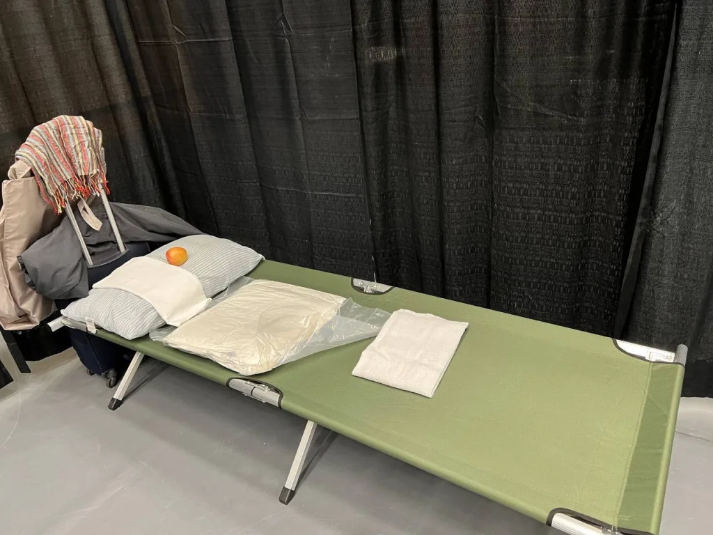 Прибывших на Аляску российских журналистов поселили в ПВР на стадионе