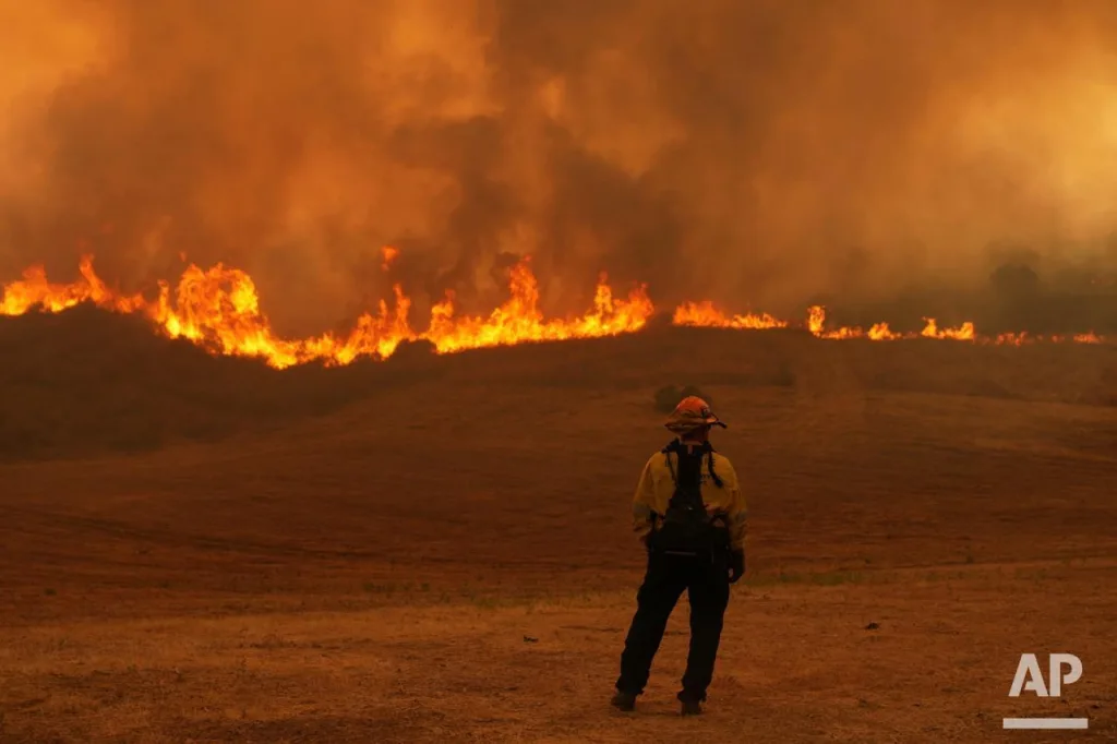 Калифорнию снова охватили масштабные пожары – эвакуируются десятки тысяч человек