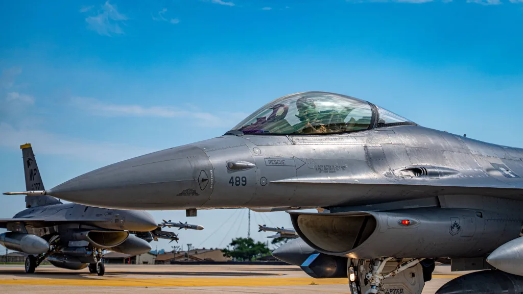 ВВС США начали переброску истребителей F-16 с южнокорейской авиабазы Кунсан на авиабазу Осан, расположенную примерно на 128 километров ближе к границе с КНДР