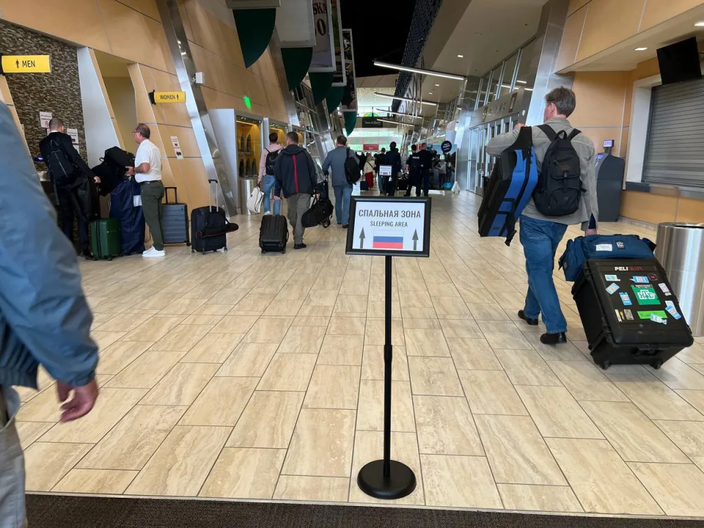 Прибывших на Аляску российских журналистов поселили в ПВР на стадионе