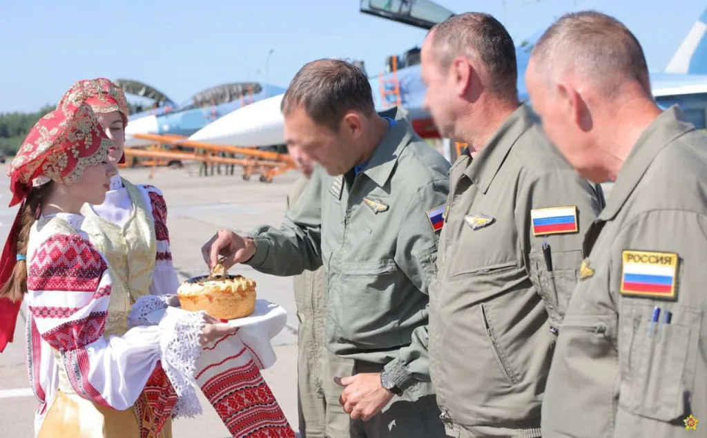 На 61-ю истребительную авиационную базу ВВС и войск ПВО РБ в Барановичах прибыла очередная пара новых многофункциональных истребителей Су-30СМ2 постройки Иркутского авиационного завода