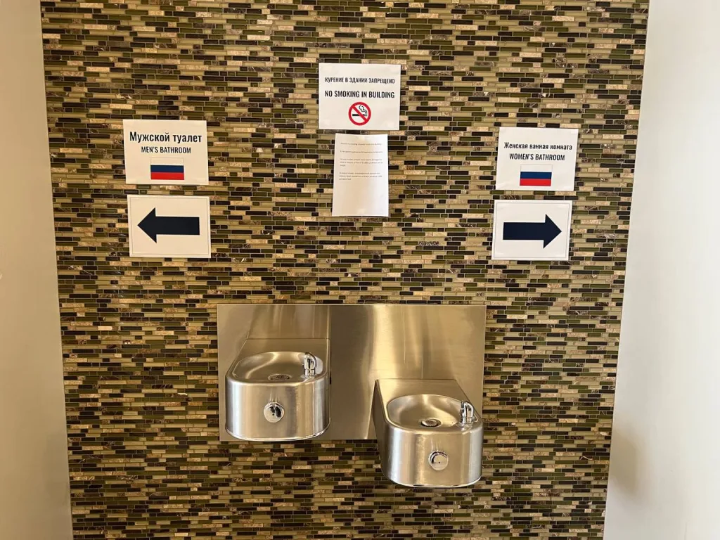 Прибывших на Аляску российских журналистов поселили в ПВР на стадионе