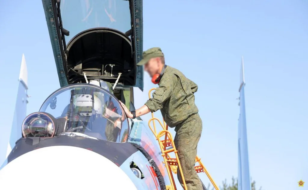 На 61-ю истребительную авиационную базу ВВС и войск ПВО РБ в Барановичах прибыла очередная пара новых многофункциональных истребителей Су-30СМ2 постройки Иркутского авиационного завода