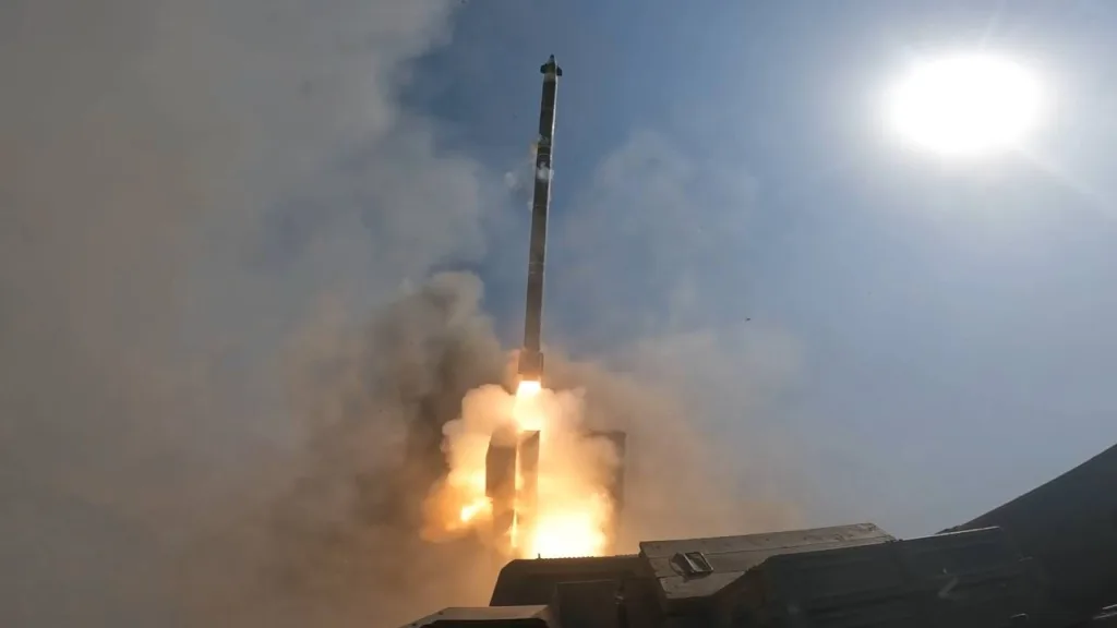 Кадры боевой работы расчёта РСЗО 9К515 «Торнадо-С» 79-й реактивной артиллерийской бригады группировки войск «Запад» на Харьковском направлении