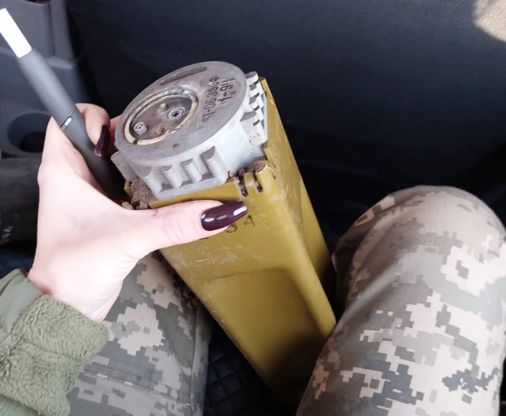 Та самая "Герань-2" с подвешенными минами ПТМ-3 в объективе противника, а также одна из данных мин вблизи