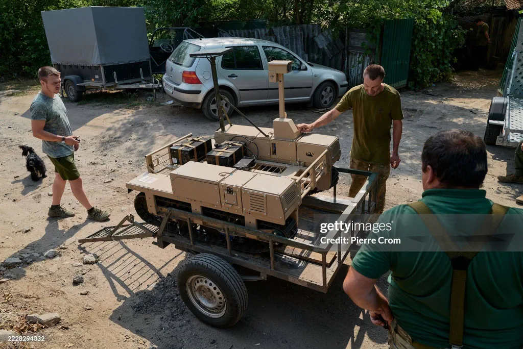 Использование различных комплексов военнослужащими роты наземных роботизированных комплексов «Альтер Эго» из состава 93-й ОМБр ВСУ