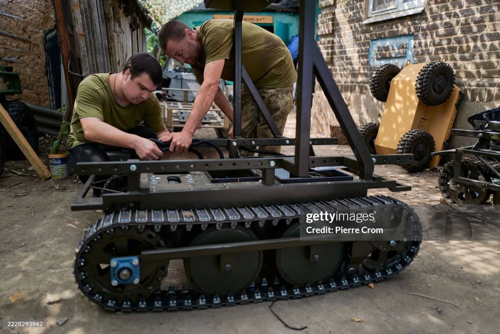 Использование различных комплексов военнослужащими роты наземных роботизированных комплексов «Альтер Эго» из состава 93-й ОМБр ВСУ