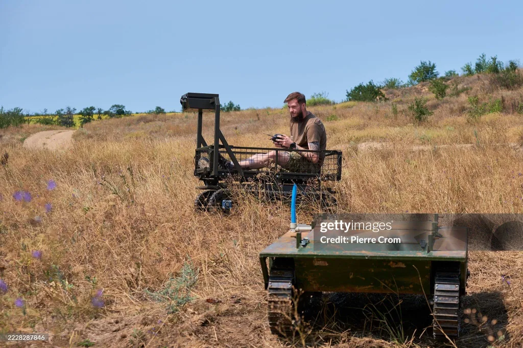 Использование различных комплексов военнослужащими роты наземных роботизированных комплексов «Альтер Эго» из состава 93-й ОМБр ВСУ