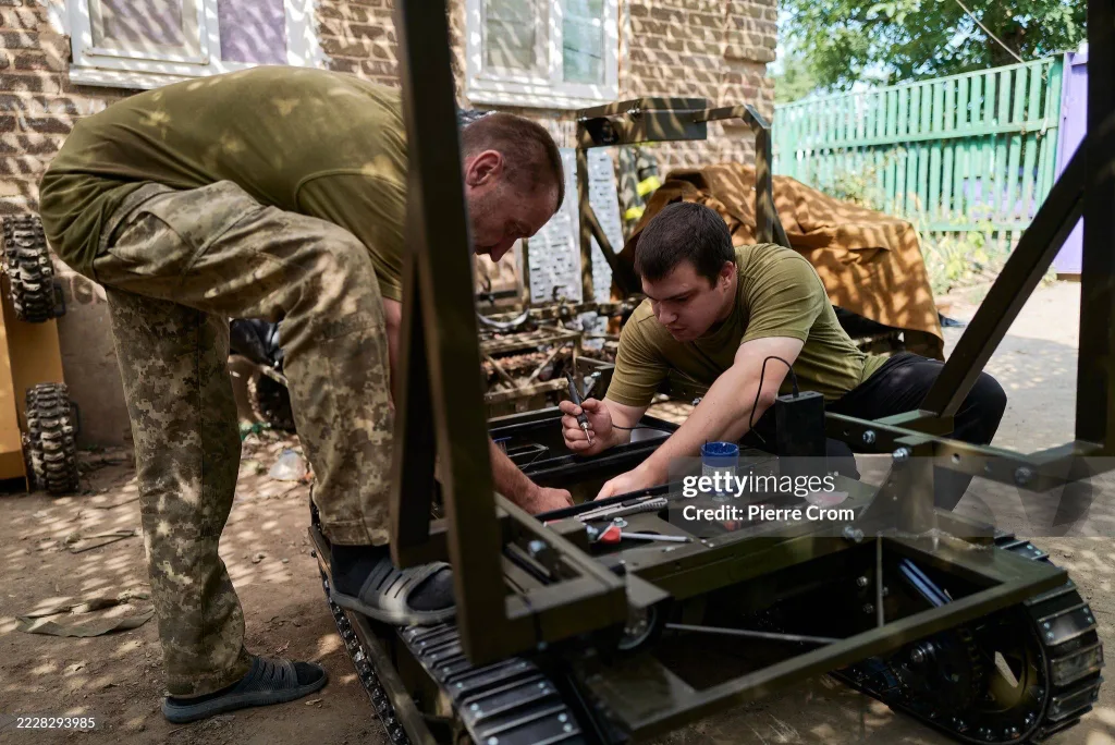 Использование различных комплексов военнослужащими роты наземных роботизированных комплексов «Альтер Эго» из состава 93-й ОМБр ВСУ