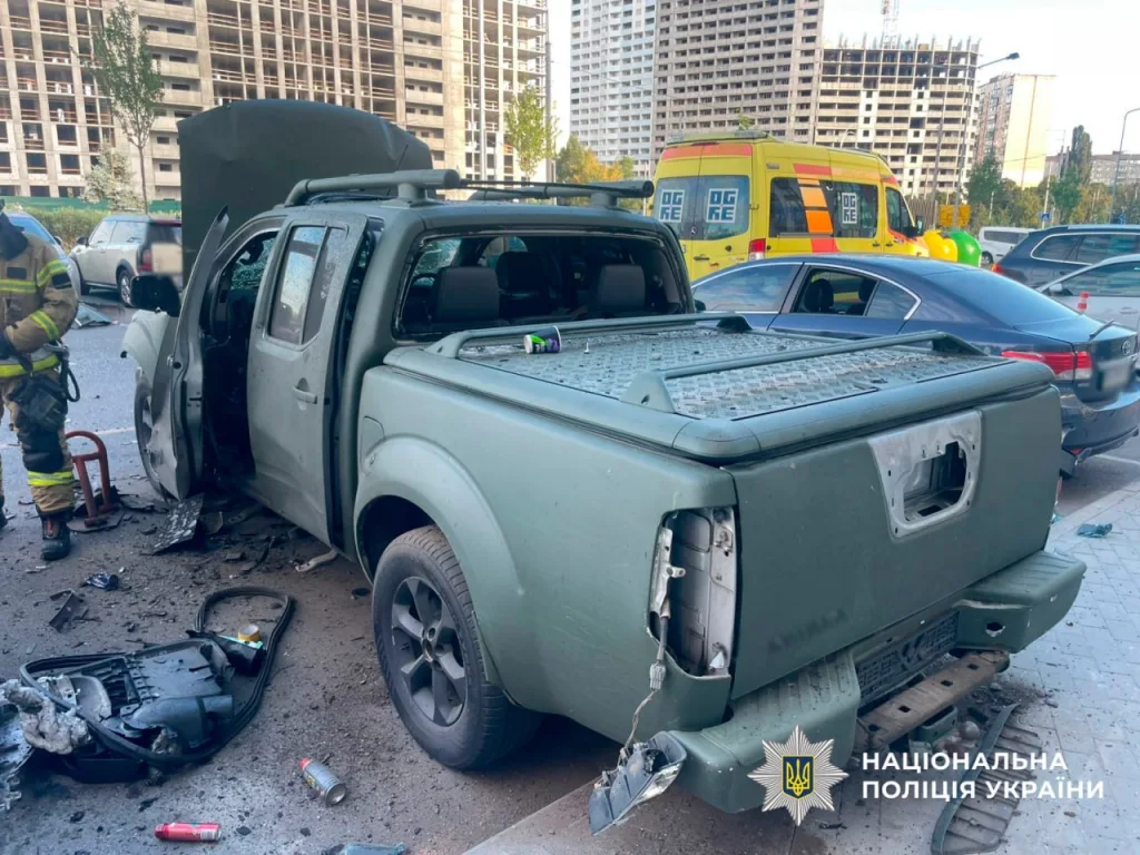 В Киеве неизвестные подорвали военный автомобиль — машина стояла в Подольском районе