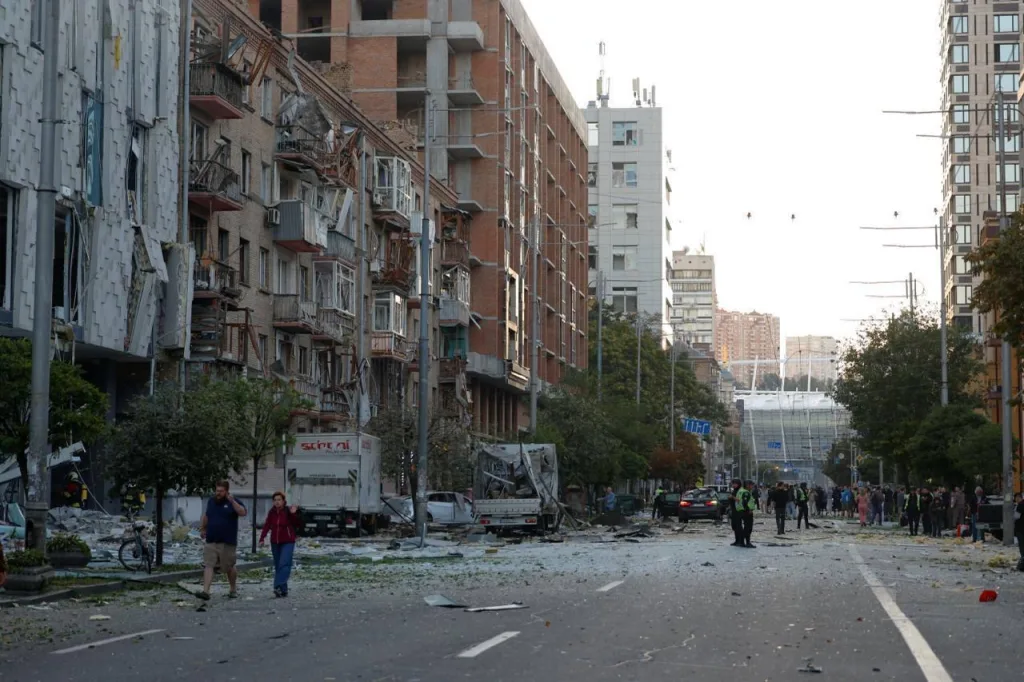 Последствия прилета ракет в Киеве