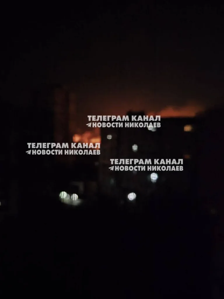 В Николаеве после прилёта разгорается мощный пожар