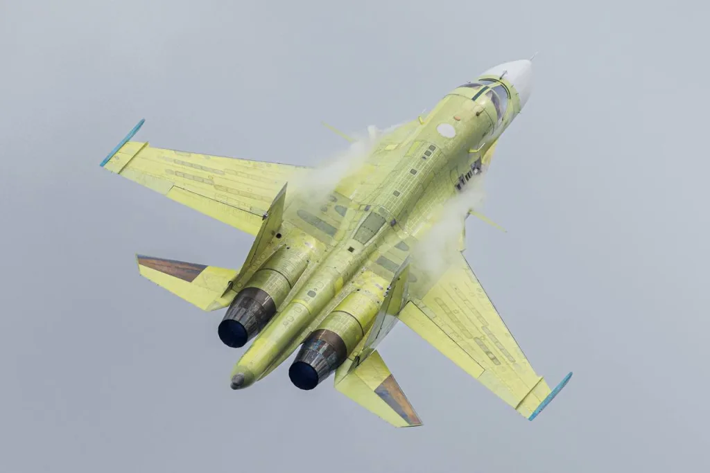 Во время авиационного праздника на аэродроме Мочище в Новосибирской области лётчики-испытатели (НАЗ им. Чкалова) показали зрителям пилотаж на новеньком истребителе-бомбардировщике Су-34 ещё в грунтовке