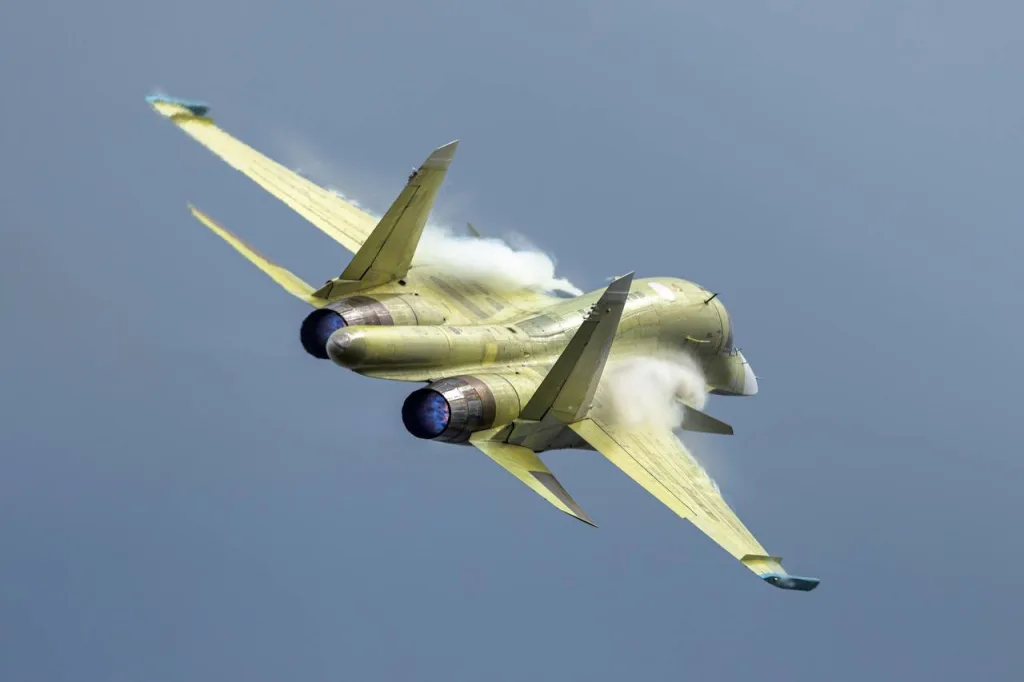 Во время авиационного праздника на аэродроме Мочище в Новосибирской области лётчики-испытатели (НАЗ им. Чкалова) показали зрителям пилотаж на новеньком истребителе-бомбардировщике Су-34 ещё в грунтовке