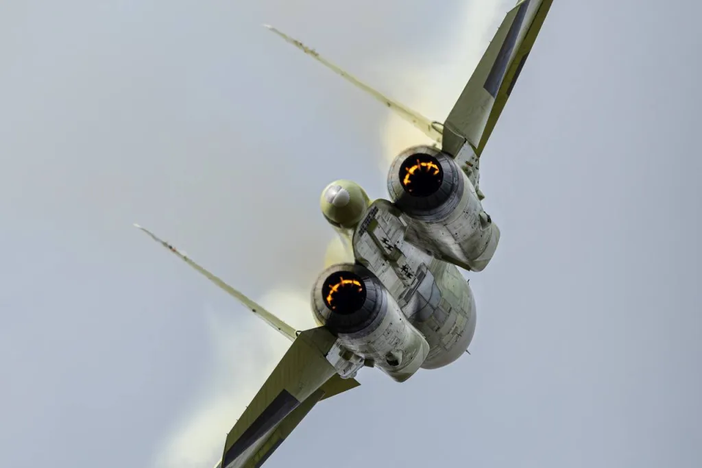 Во время авиационного праздника на аэродроме Мочище в Новосибирской области лётчики-испытатели (НАЗ им. Чкалова) показали зрителям пилотаж на новеньком истребителе-бомбардировщике Су-34 ещё в грунтовке