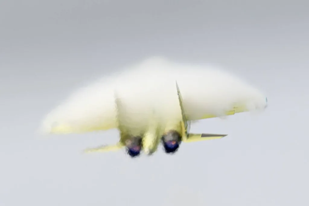 Во время авиационного праздника на аэродроме Мочище в Новосибирской области лётчики-испытатели (НАЗ им. Чкалова) показали зрителям пилотаж на новеньком истребителе-бомбардировщике Су-34 ещё в грунтовке