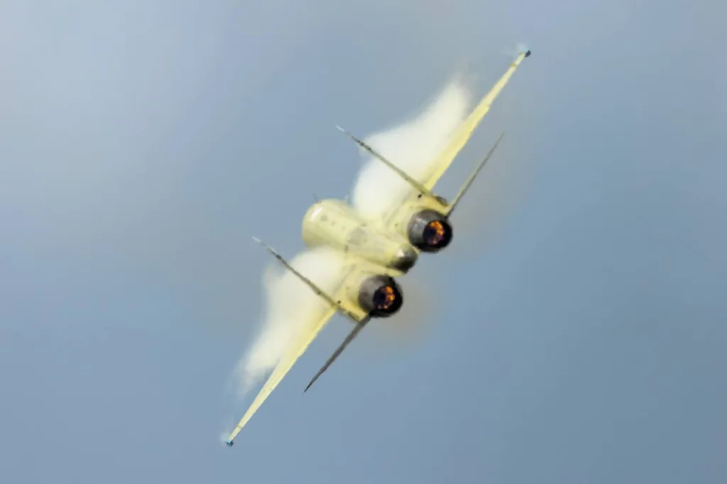 Во время авиационного праздника на аэродроме Мочище в Новосибирской области лётчики-испытатели (НАЗ им. Чкалова) показали зрителям пилотаж на новеньком истребителе-бомбардировщике Су-34 ещё в грунтовке