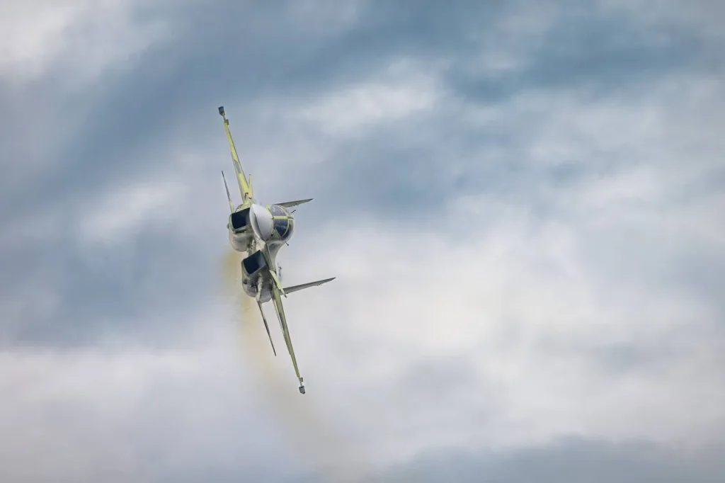 Во время авиационного праздника на аэродроме Мочище в Новосибирской области лётчики-испытатели (НАЗ им. Чкалова) показали зрителям пилотаж на новеньком истребителе-бомбардировщике Су-34 ещё в грунтовке