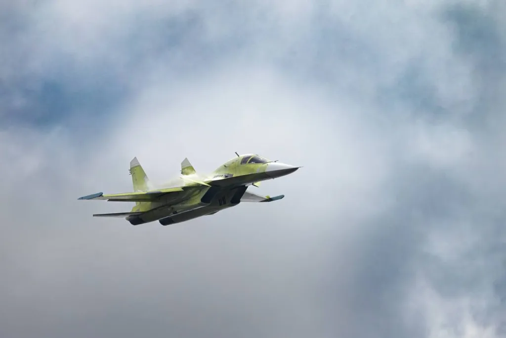 Во время авиационного праздника на аэродроме Мочище в Новосибирской области лётчики-испытатели (НАЗ им. Чкалова) показали зрителям пилотаж на новеньком истребителе-бомбардировщике Су-34 ещё в грунтовке