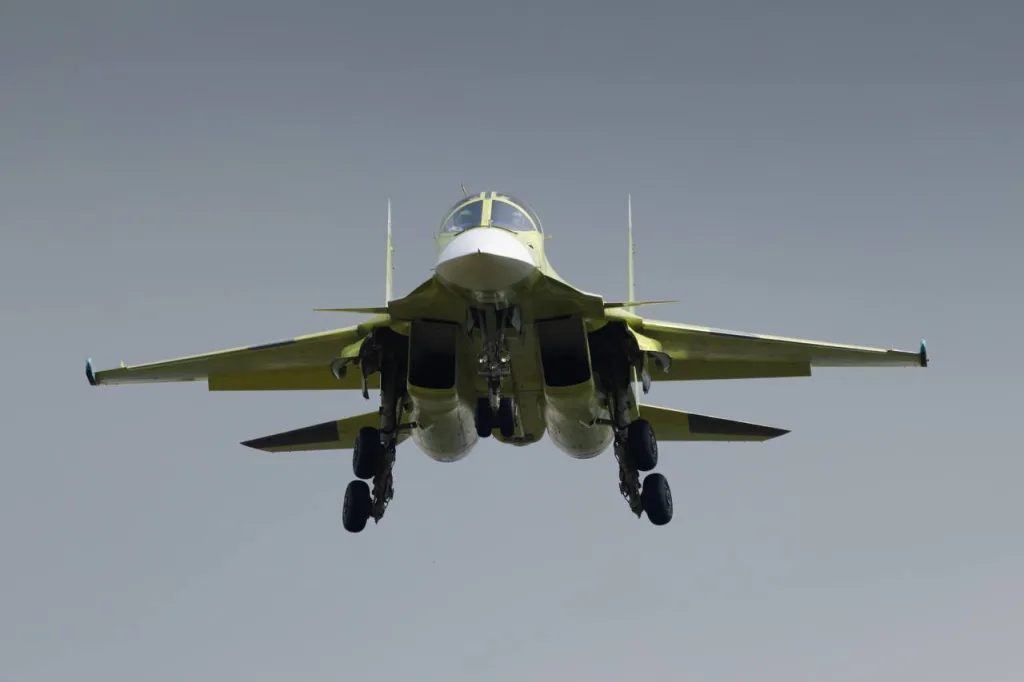 Во время авиационного праздника на аэродроме Мочище в Новосибирской области лётчики-испытатели (НАЗ им. Чкалова) показали зрителям пилотаж на новеньком истребителе-бомбардировщике Су-34 ещё в грунтовке