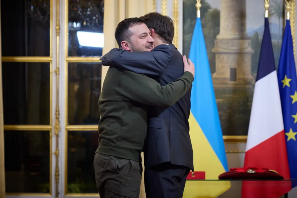 Зеленский обсудил с Макроном переговоры с Россией после разговора со Стармером