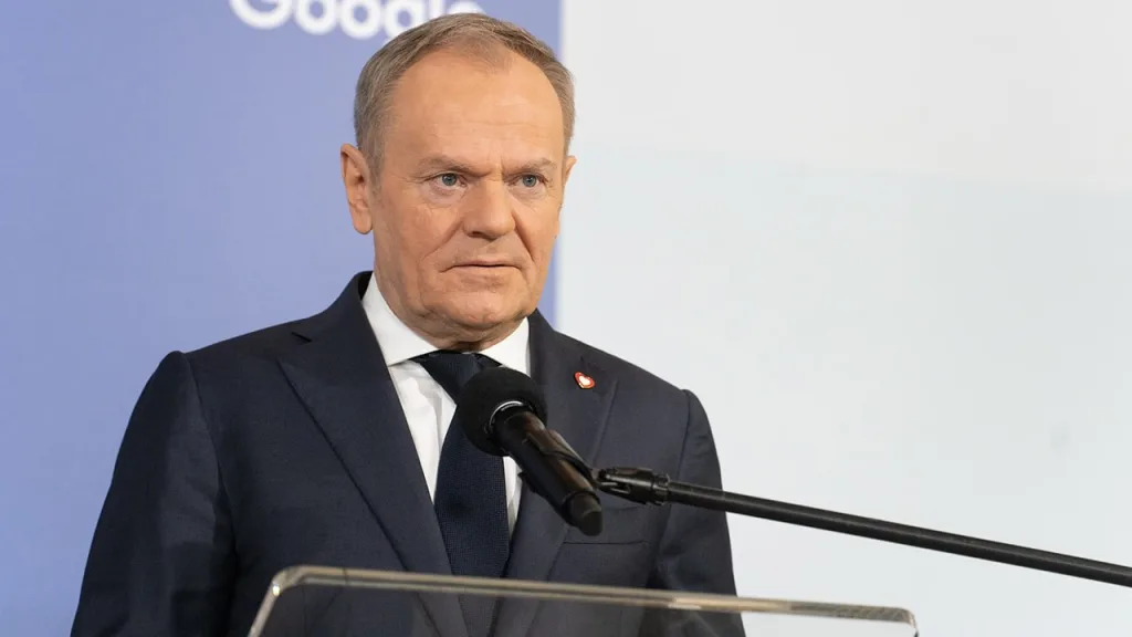 Пицца в солярии и кутеж в свингер-клубах: Дональд Туск в центре скандала