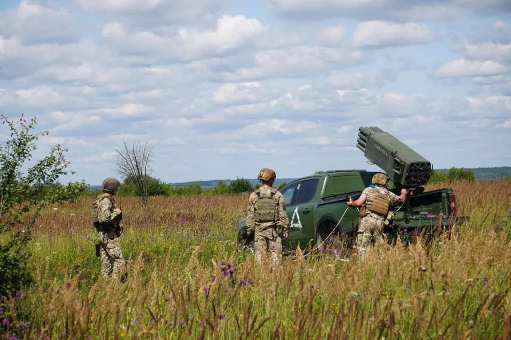 РСЗО «Сеялка-ВМ8» с 16 направляющими для авиационных ракет С-8 во время учений ВСУ