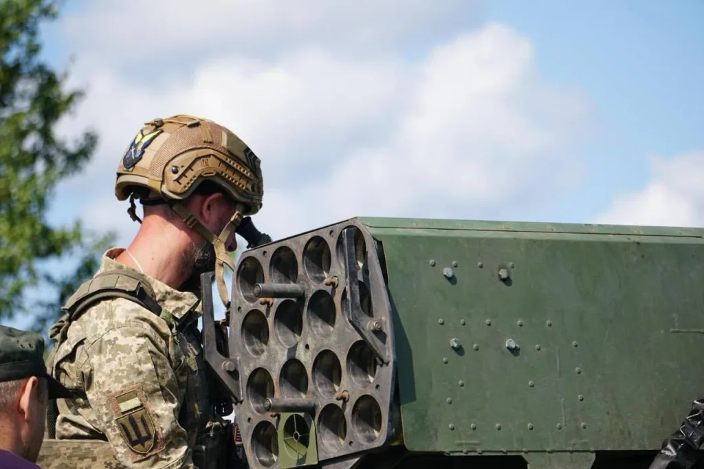 РСЗО «Сеялка-ВМ8» с 16 направляющими для авиационных ракет С-8 во время учений ВСУ