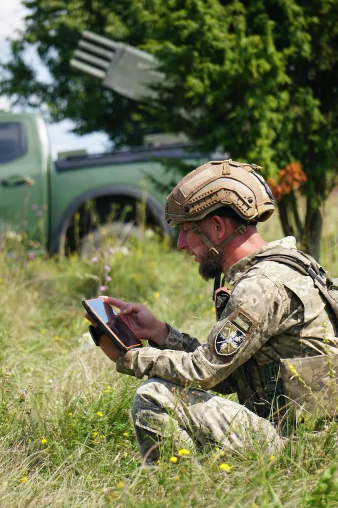 РСЗО «Сеялка-ВМ8» с 16 направляющими для авиационных ракет С-8 во время учений ВСУ