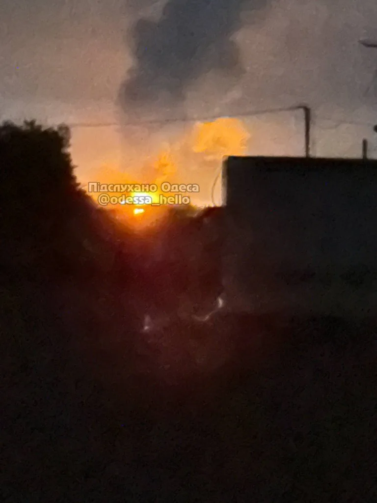 Прилёты в Одессе: огонь охватил SOCAR и «Новую почту»