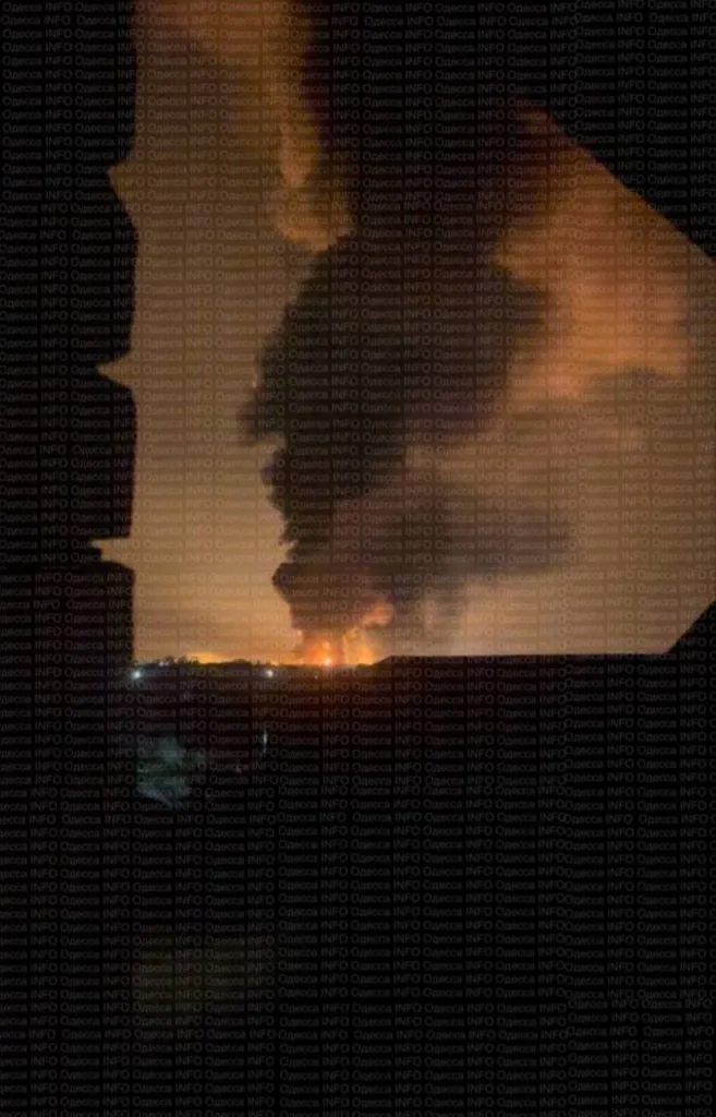 В Одессе после массированного налета «Гераней» крупный пожар