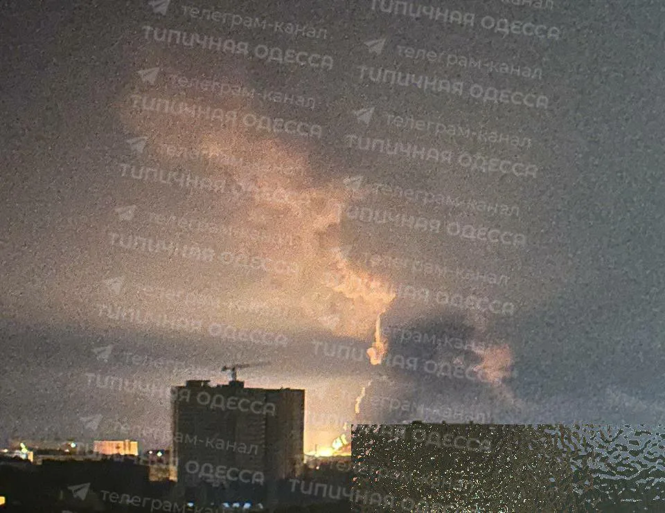 В Одессе после массированного налета «Гераней» крупный пожар