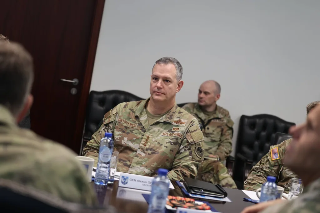 Военное руководство стран НАТО проведёт завтра встречу с целью обсуждения ситуации на Украине, сообщают корреспонденты CNN в Пентагоне