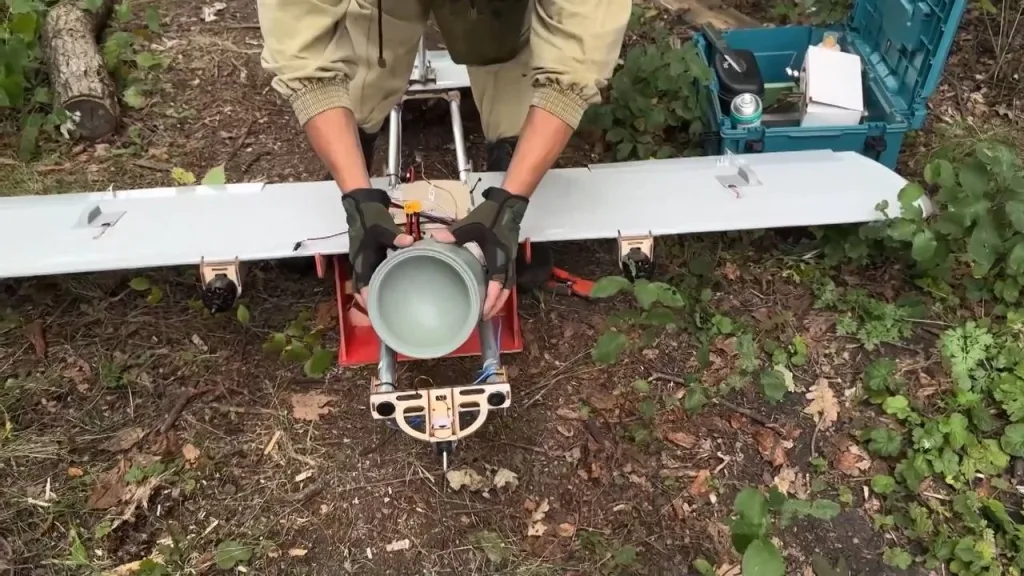 Кумулятивный заряд КЗ-7 в качестве БЧ на FPV-дроне самолётного типа «Молния-2» батальона специального минирования «Феникс» группировки войск «Север»