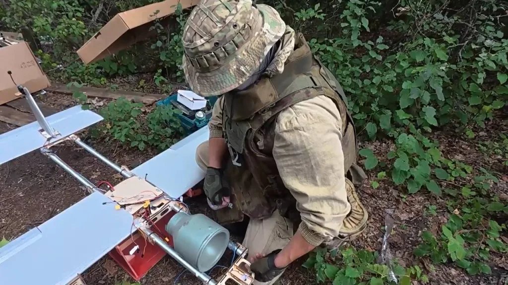 Кумулятивный заряд КЗ-7 в качестве БЧ на FPV-дроне самолётного типа «Молния-2» батальона специального минирования «Феникс» группировки войск «Север»