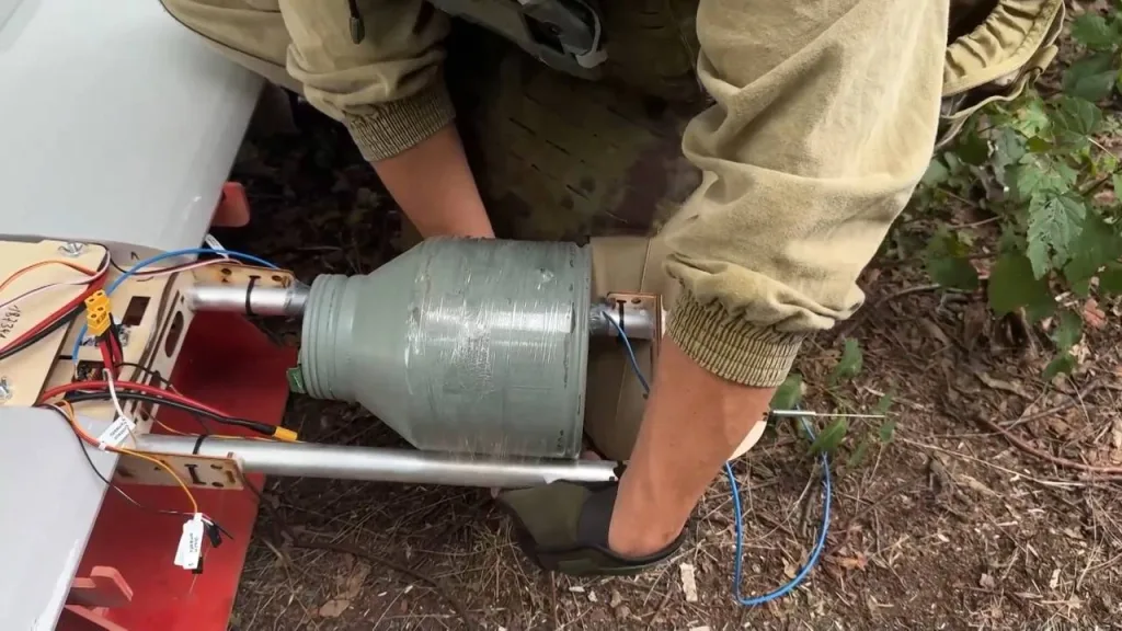 Кумулятивный заряд КЗ-7 в качестве БЧ на FPV-дроне самолётного типа «Молния-2» батальона специального минирования «Феникс» группировки войск «Север»