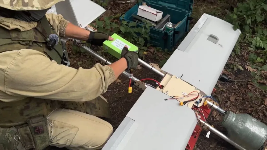 Кумулятивный заряд КЗ-7 в качестве БЧ на FPV-дроне самолётного типа «Молния-2» батальона специального минирования «Феникс» группировки войск «Север»