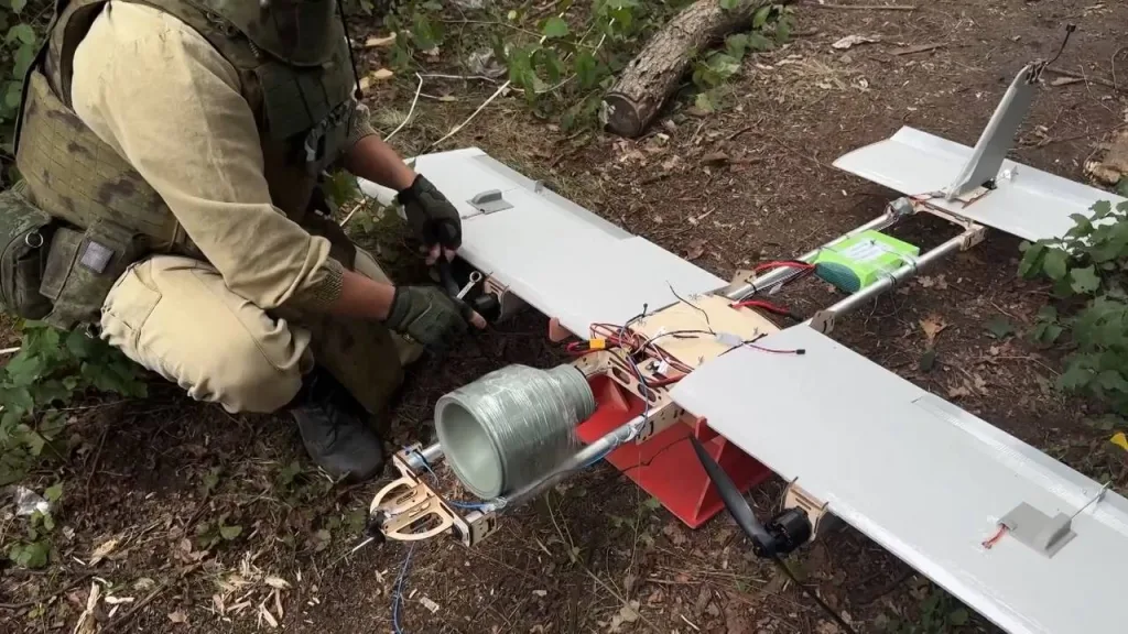 Кумулятивный заряд КЗ-7 в качестве БЧ на FPV-дроне самолётного типа «Молния-2» батальона специального минирования «Феникс» группировки войск «Север»