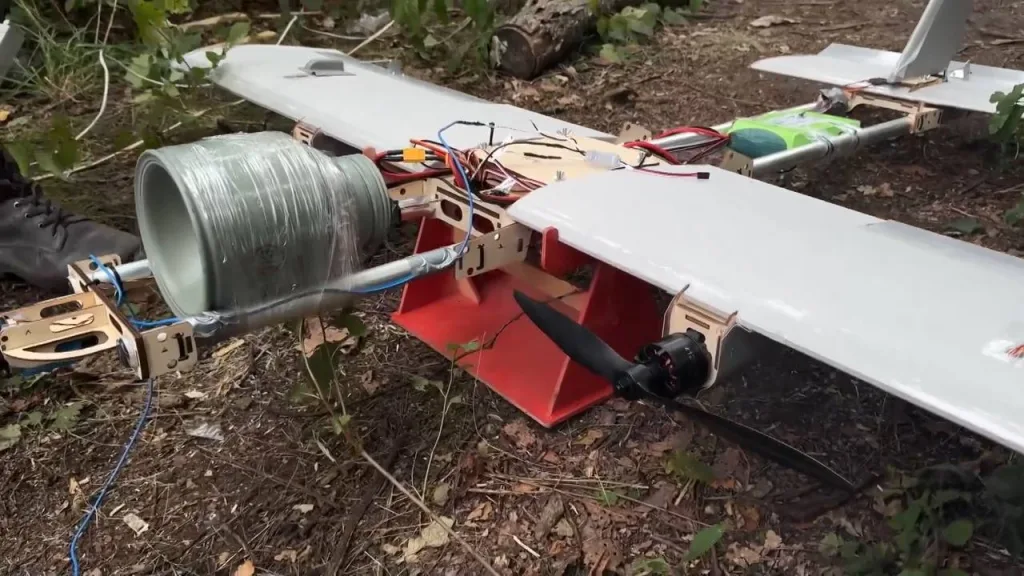 Кумулятивный заряд КЗ-7 в качестве БЧ на FPV-дроне самолётного типа «Молния-2» батальона специального минирования «Феникс» группировки войск «Север»