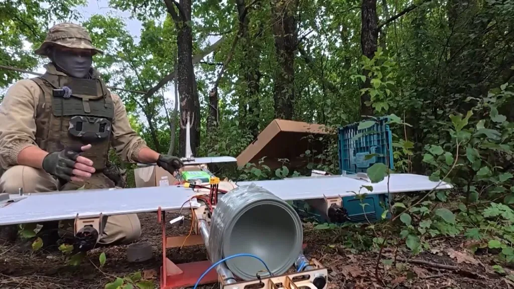 Кумулятивный заряд КЗ-7 в качестве БЧ на FPV-дроне самолётного типа «Молния-2» батальона специального минирования «Феникс» группировки войск «Север»